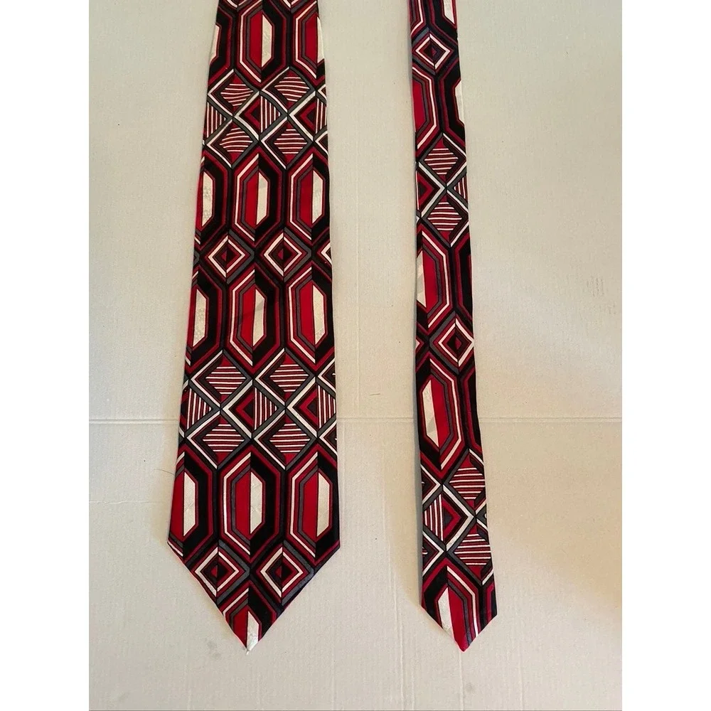 Screenplay by Martin Wong Mens Geometric Art Deco Silk Necktie Red Black White